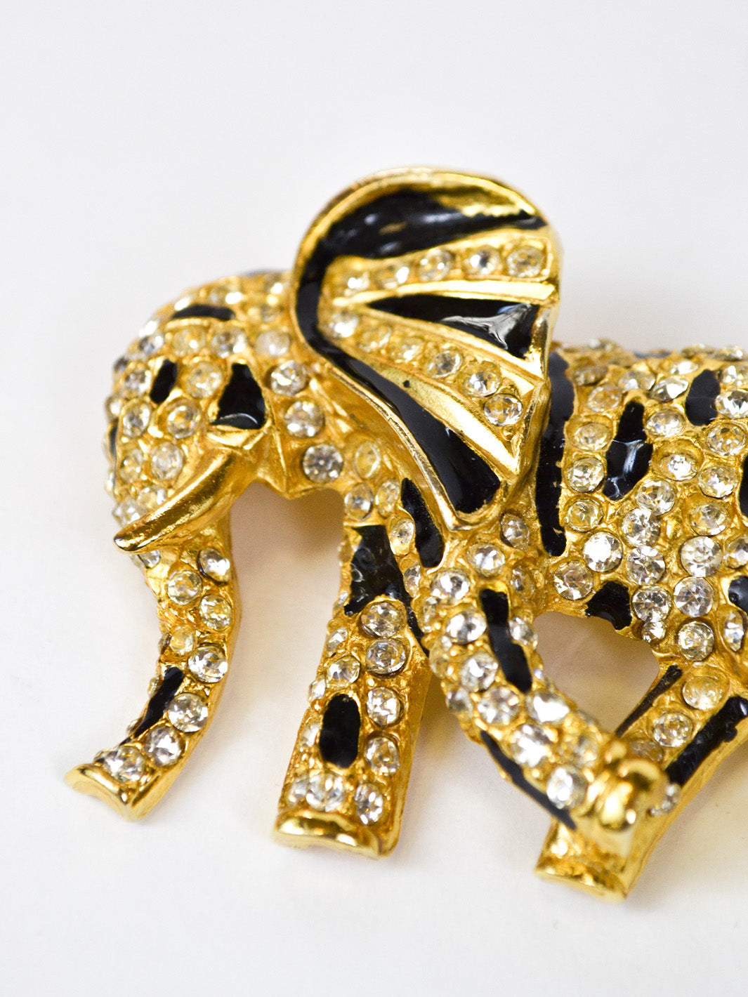 1980s elephant-shaped brooch with black varnish and rhinestones