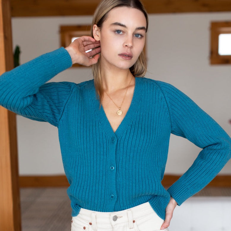 LOW V NECK CARDIGAN - PEACOCK BLUE ORGANIC